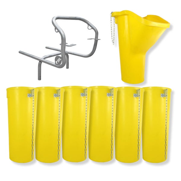 Bild zeigt eine Auswahl an gelben Mörtelkübeln mit Ketten, einem Trichter und einem Tragegestell für den Transport von Mörtel auf einer Baustelle.