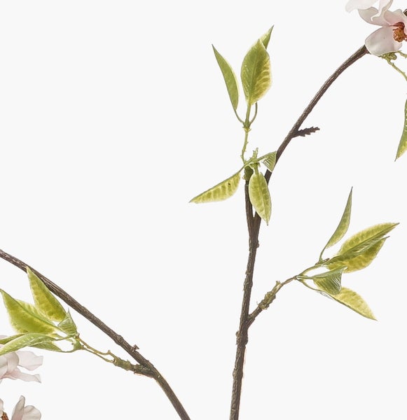 Künstlicher Kirschblütenzweig mit hellrosa Blüten und grünen Blättern zur Dekoration.