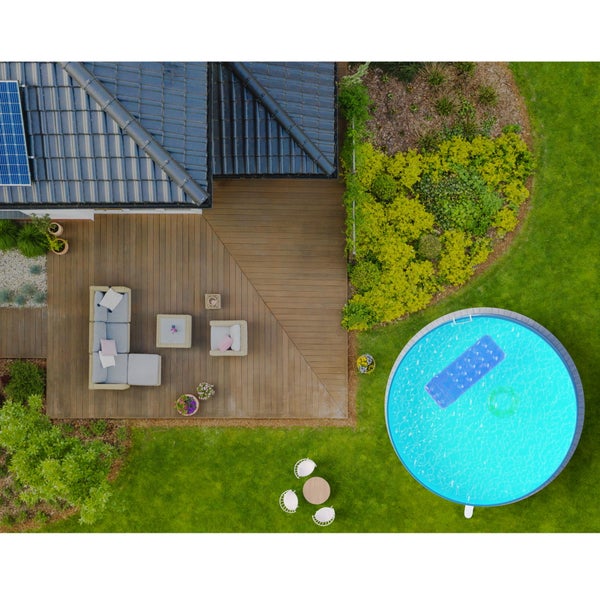 Draufsicht eines Gartens mit Terrasse, Gartenmöbeln und Pool