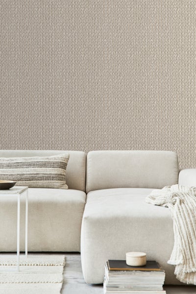 Wohnraum mit Strickmuster-Tapete und hellem Sofa