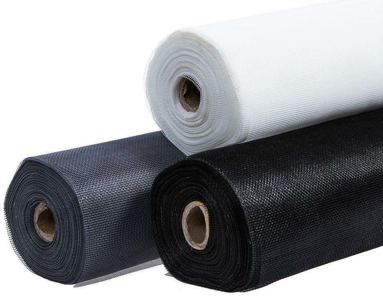 Drei Rollen Insektenschutzgitter für Fenster und Türen aus feinmaschigem Gewebe.