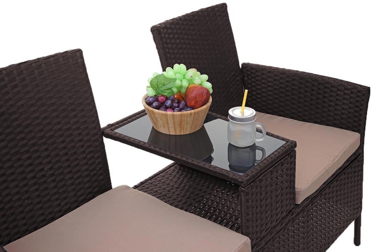 Gartenbank aus Poly-Rattan mit integriertem Tisch mit Glasplatte und Sitzkissen.