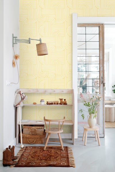 Dekoratives Kinderzimmer mit gelber Tapete mit geometrischen Mustern