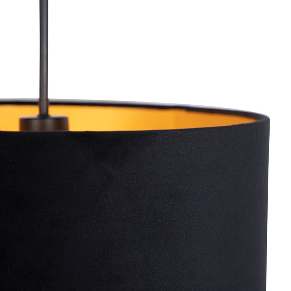 Zylindrischer Lampenschirm aus schwarzem Textil mit goldfarbener Innenseite für eine Pendelleuchte.