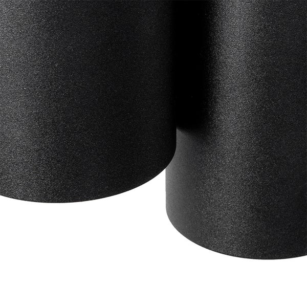 Detailaufnahme einer schwarzen Außenleuchte