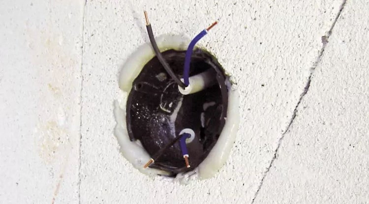 Unterputzdose mit Stromkabel in einer Wand