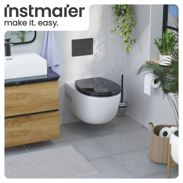 Modernes Badezimmer mit hängendem WC, Waschtisch und grauen Fliesen