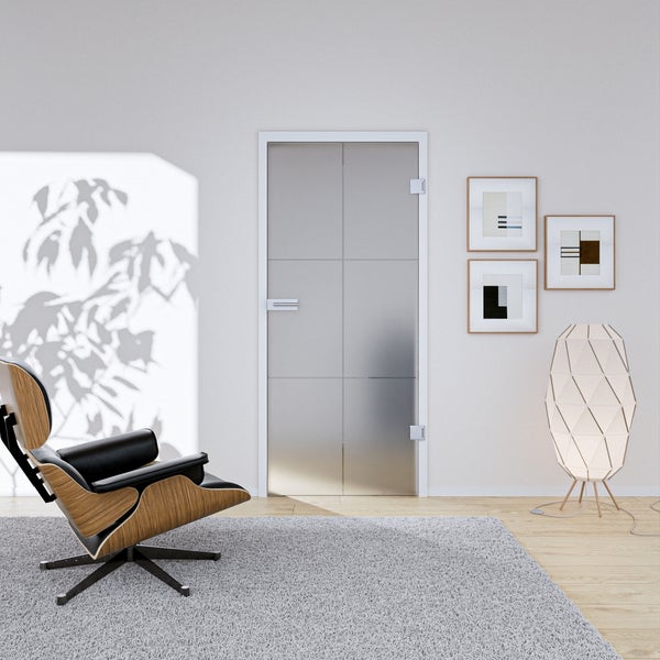 Moderne Inneneinrichtung mit einer satinierten Ganzglastür mit Liniendekor, einem Loungesessel, Teppich und einer Stehleuchte.