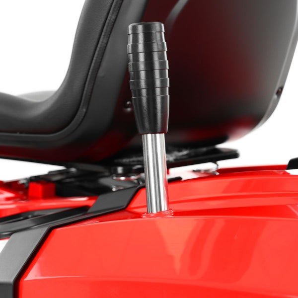 Detailansicht eines Rasentraktors mit Sitz und Schalthebel