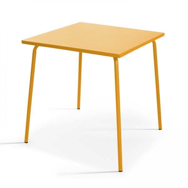 Quadratischer Gartentisch aus Metall in Gelb, minimalistisches Design mit vier runden Tischbeinen.