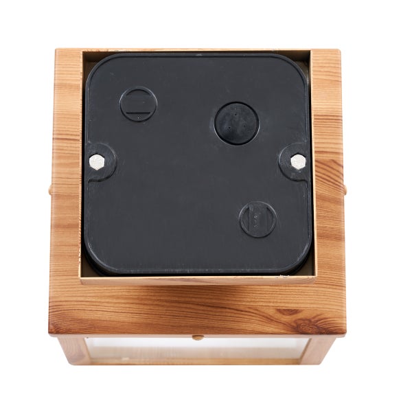 Rückansicht einer quadratischen Außenleuchte aus Holz mit schwarzer Kunststoff-Montageplatte und Befestigungsschrauben.