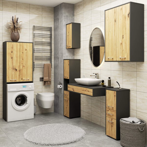 Modernes Badezimmer mit Waschmaschine, Toilette, Waschtisch, Spiegelschrank und Handtuchwärmer.