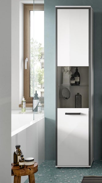 Moderner Badezimmer-Hochschrank mit weißer Front, anthrazitfarbenem Korpus, zwei Türen und einem offenen Fach mit Glasboden in hellem Badezimmer.