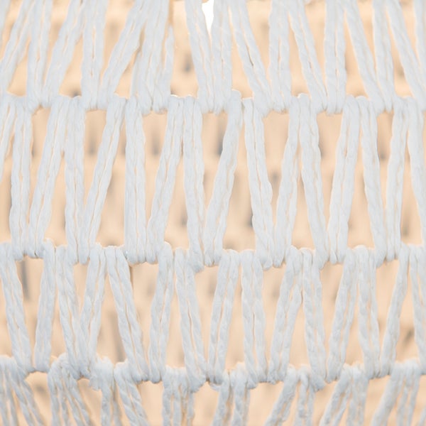 Detailansicht eines Lampenschirms aus weißem Makramee-Geflecht.