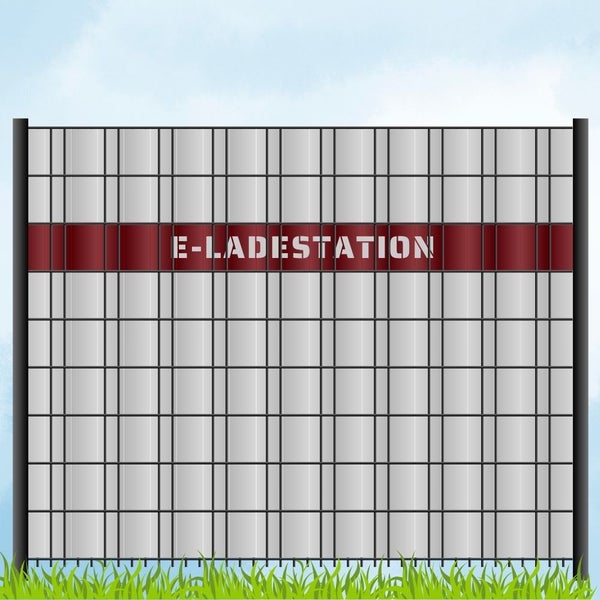 Zaun mit der Aufschrift E-Ladestation