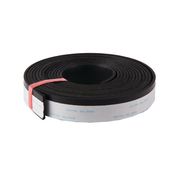 Selbstklebendes Magnetband auf einer Rolle.