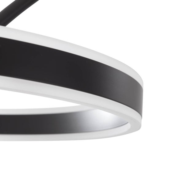 Nahaufnahme einer ringförmigen Deckenleuchte mit Leuchtdioden, schwarzem Metallrahmen und weißem Kunststoff-Diffusor.