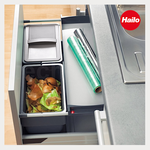 Hailo Mülltrennsystem in einer Küchenschublade mit zwei Abfallbehältern und einer seitlichen Ablage für Küchenfolien.