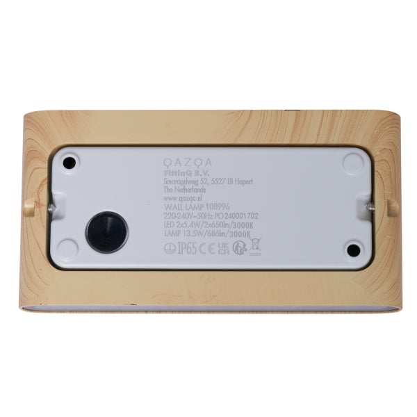 Rückansicht einer Wandleuchte in Holzoptik mit technischen Daten, Schutzart IP 65 und Montageplatte.