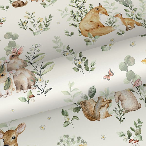 Tapete mit Aquarell-Illustrationen von Waldtieren wie Füchsen, Hasen, Eichhörnchen und Pflanzen.
