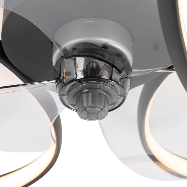 Nahaufnahme eines Deckenventilators mit transparenten Flügeln und integrierter LED-Beleuchtung.