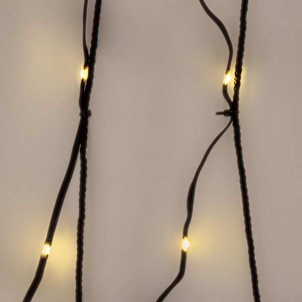 LED Lichterkette mit warmweißen Lichtpunkten und dunklem Kabel für die Innen- und Außenbeleuchtung