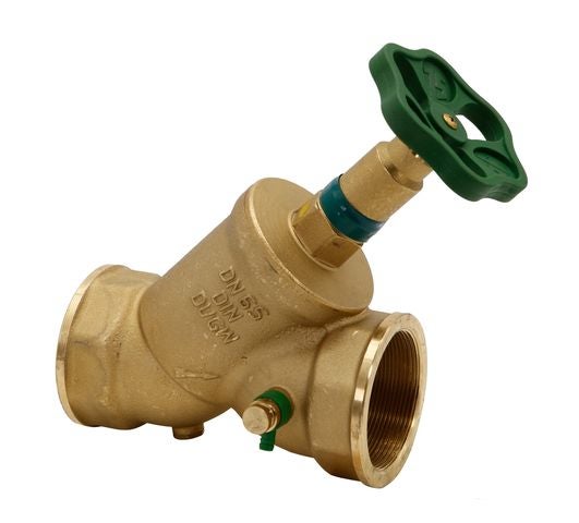 Schrägsitzventil aus Messing mit grünem Handrad und Entleerungsventil.