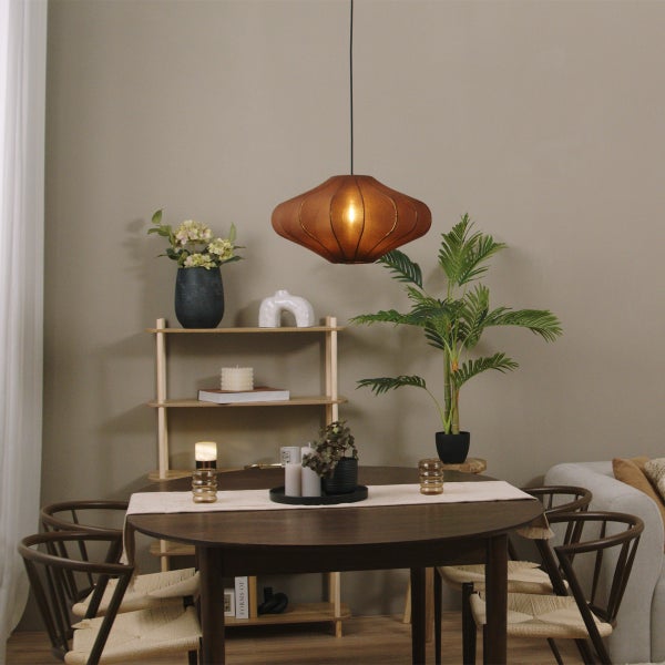 Pendelleuchte mit zwiebelförmigem Schirm aus kupferfarbenem Geflecht und schwarzer Abhängung.