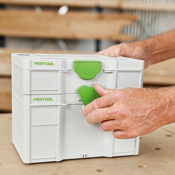 Festool Systainer Werkzeugkoffer mit Bedienung durch eine Person