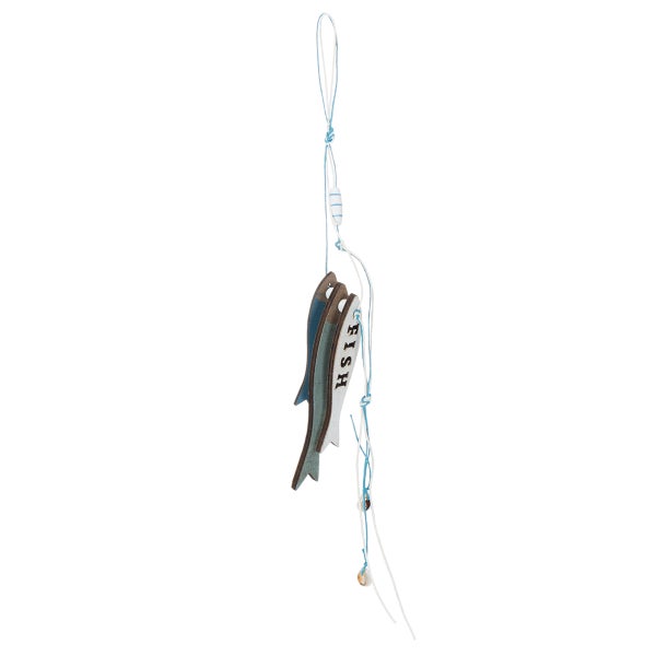 Maritimer Dekorationshänger mit drei Holzfischen an einer Kordel, ein Fisch ist mit dem Wort Fish beschriftet.