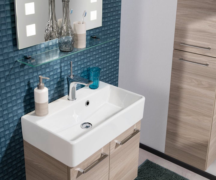Modernes Badezimmer mit Waschtisch, Spiegel, Ablage und Unterschrank