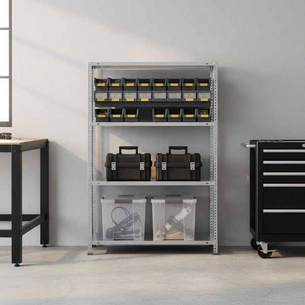 Organisiertes Metallregal in einer hellen Werkstatt mit Lagerkästen, Werkzeugkoffern und transparenten Aufbewahrungsboxen.