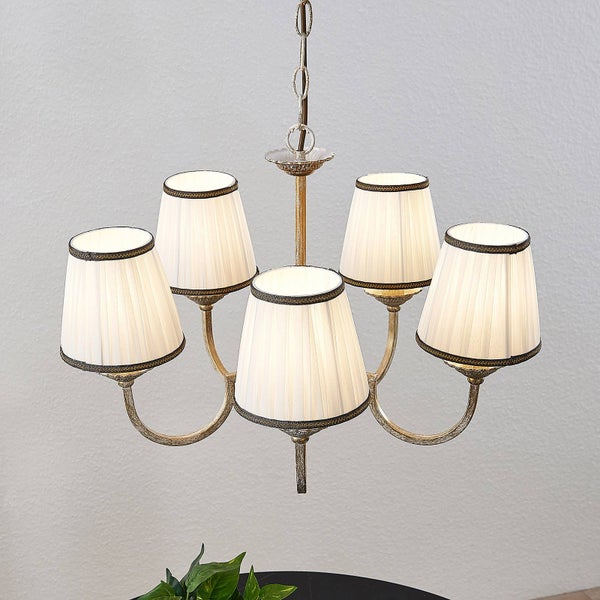 Fünfflammiger Kronleuchter mit cremefarbenen Plissee-Schirmen aus Textil und antik-goldfarbenem Metallgestell.