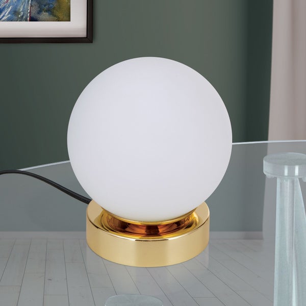 Tischleuchte mit kugelförmigem Lampenschirm und goldenem Sockel