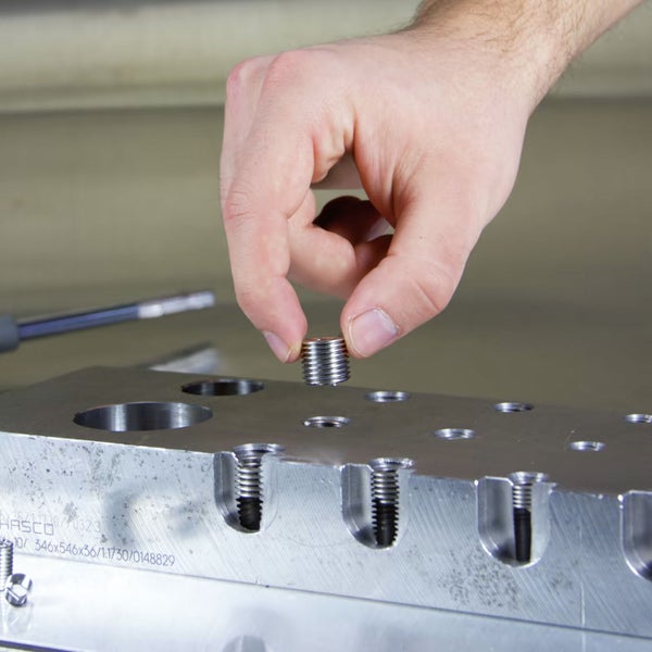 Detailansicht eines Metallregals mit Holzfächern, das ein einfaches Zusammenstecken zeigt