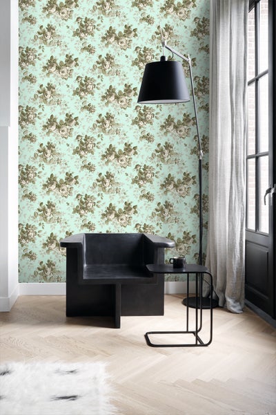 Wohnzimmer mit floraler Tapete, Sessel und Stehlampe