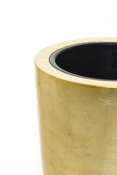 Goldfarbener Pflanzkübel in Blattgold-Optik mit schwarzer Innenseite, Detailaufnahme des oberen Rands.