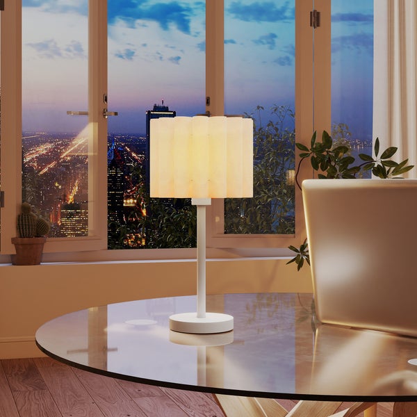 Tischleuchte mit geriffeltem Lampenschirm