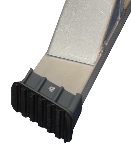 Detailaufnahme eines Leitersprossenfußes aus Gummi an einer Aluminiumleiter.