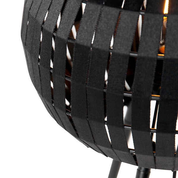 Detailaufnahme einer schwarzen Bodenleuchte mit Stoffschirm