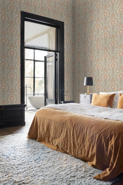 Schlafzimmer mit gemusterter Tapete, Bett und Badewanne im Hintergrund