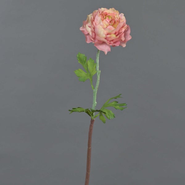 Künstliche Ranunkel in Rosa mit einer Blüte und grünen Blättern an einem langen Stiel.