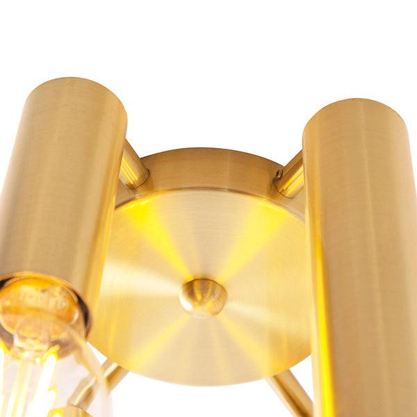 Detailansicht einer Deckenleuchte mit goldfarbenen zylindrischen Elementen und einer runden Deckenbefestigung