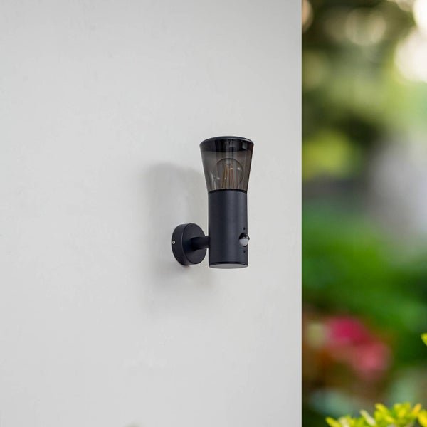 Lindby Wandleuchte außen Heulo mit Bewegungsmelder (spritzwassergeschützt (Modern) in Schwarz aus Aluminium (1 flammig, E27) - Wandlampe für Außenwand/Hauswand Haus Terrasse und Balkon