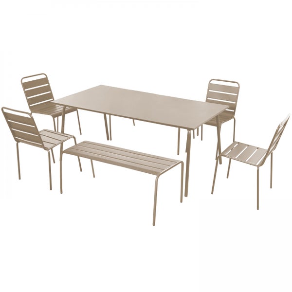 Beige Gartenmöbel-Set aus Metall mit rechteckigem Tisch, vier Stühlen und einer Sitzbank.