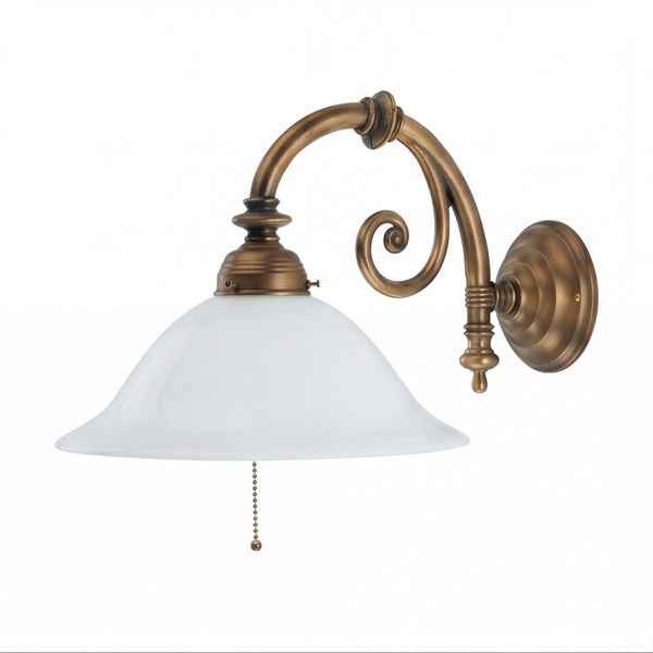 Klassische Wandlampe mit geschwungenem Metallarm und weißem Glasschirm inklusive Zugschalter.