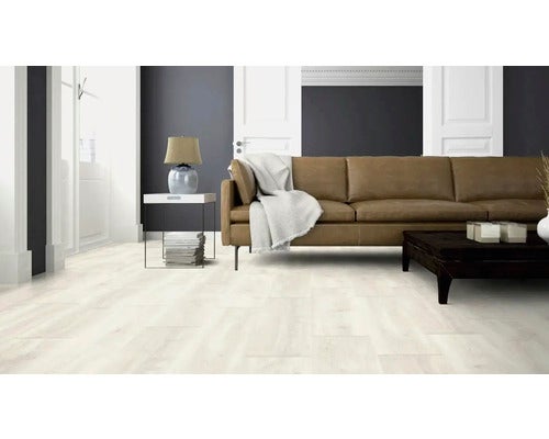 Wohnzimmer mit heller Laminatboden, braunem Sofa und Beistelltischen.