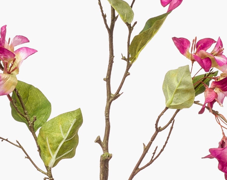 Künstlicher Bougainvillea-Zweig mit pinkfarbenen Blüten und grünen Blättern.
