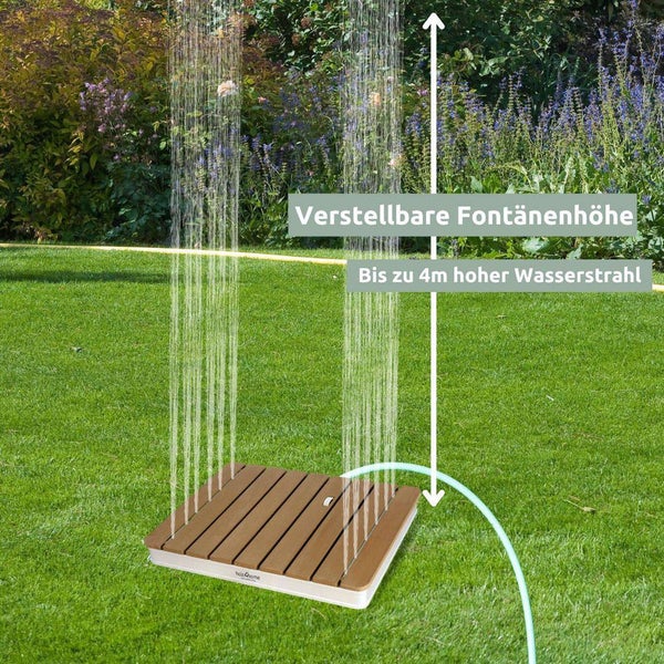Gartendusche mit Holzrost und den Maßen 70 x 55 Zentimeter auf Rasen
