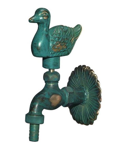 Dekorativer Außenwasserhahn aus Messing mit Entenfigur und Wandrosette in Grünspan-Optik.